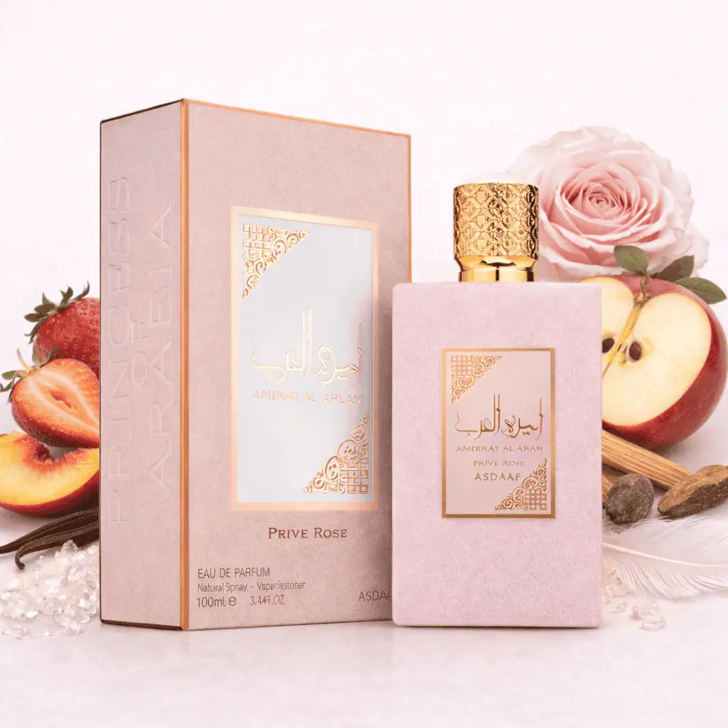 Lattafa Ameerat Al Arab Prive Rose Eau de Parfum 100ml – Floraler Damen Duft 5 Elegant Damenduft in rosa Flasche mit Goldakzent, umgeben von Rosen und Früchten.